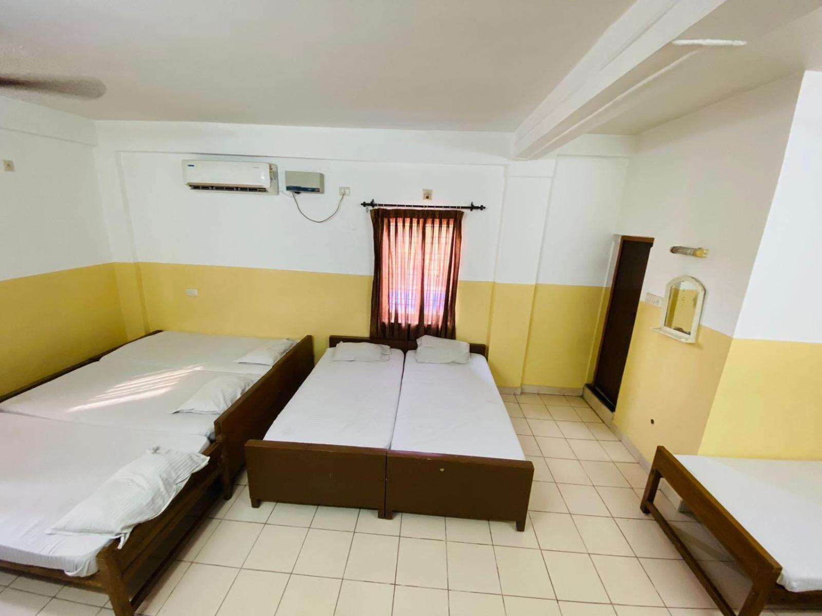 Lotus Grand Residency Hotel Angadipuram Bilik gambar